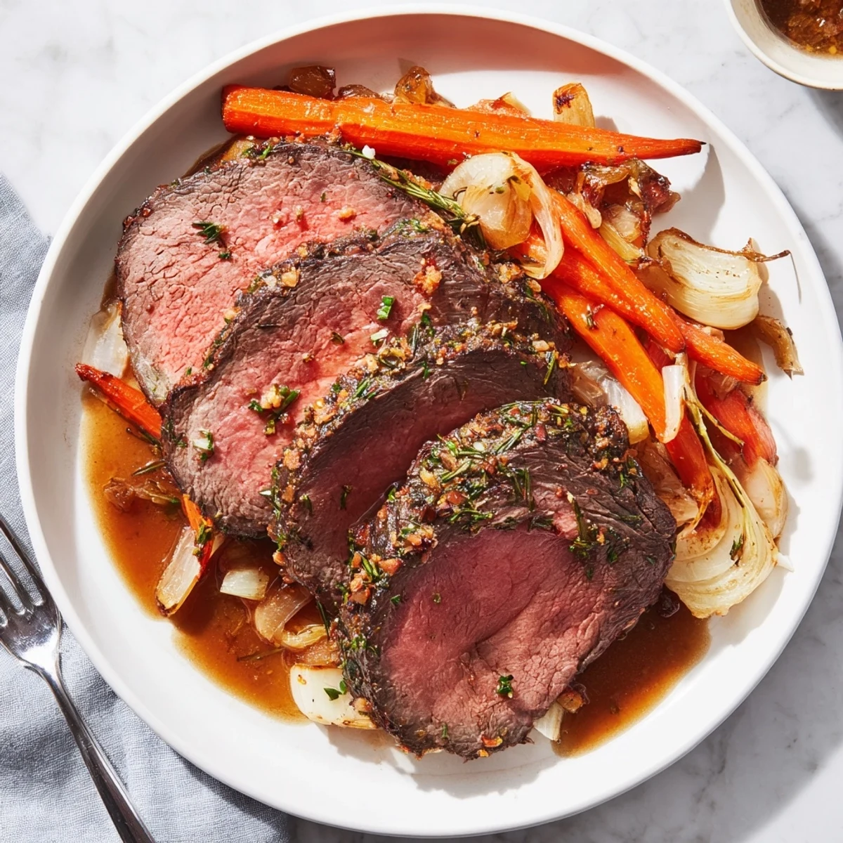 Saftiger Festtagsbraten mit frischen Kräutern und Knoblauch, ideal für Feiertagsfeiern.