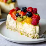 Zart und cremig, dieser Quark-Cheesecake mit buntem Obst ist ein Genuss.  